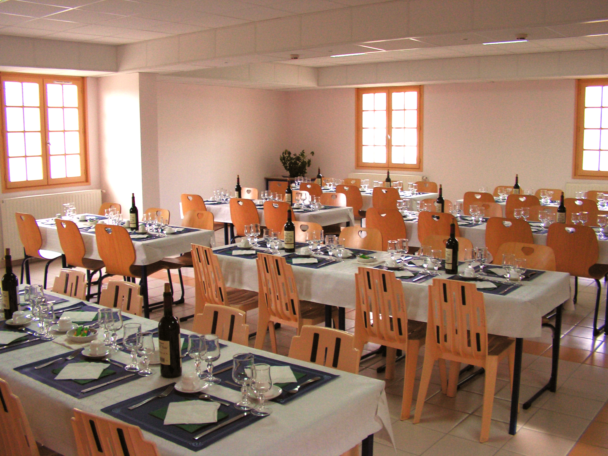 Réfectoire auberge de jeunesse de Saintes