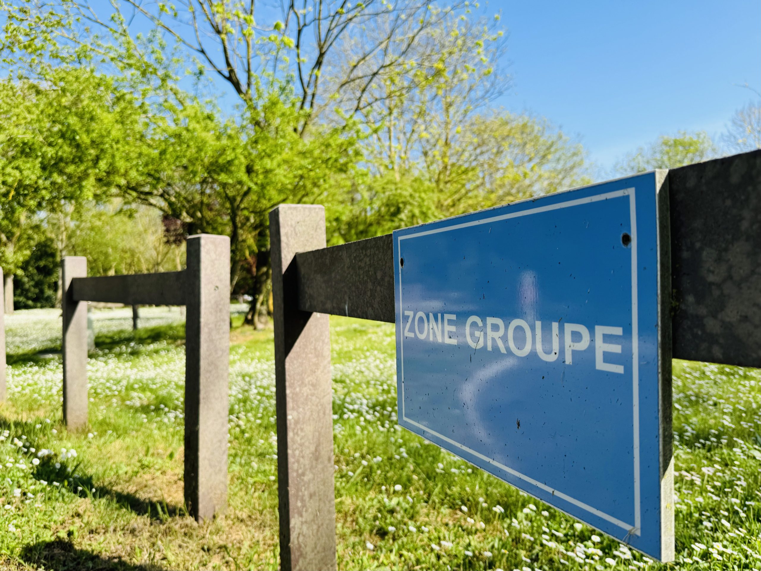 Parc extérieur avec panneau "zone groupe"